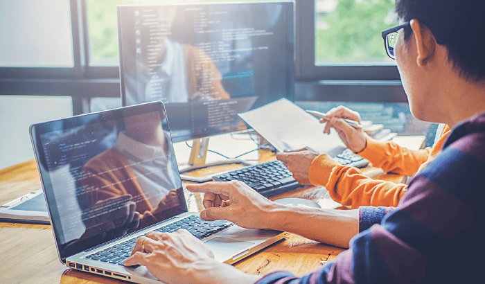 パソコン画面を指さす画像