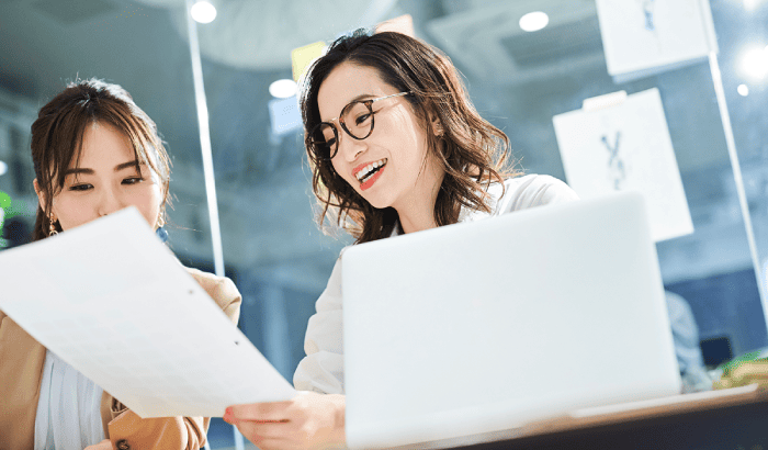資料を見て会話する画像