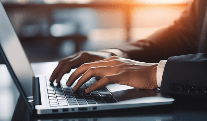 パソコンを触る画像